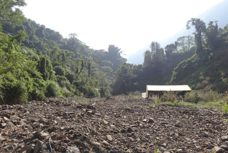 土石流造成沖積扇堆積淤埋的照片