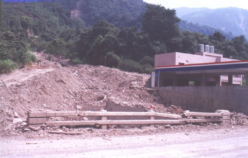 2000年5月：興建混凝土護牆，仍難阻擋再度掩埋