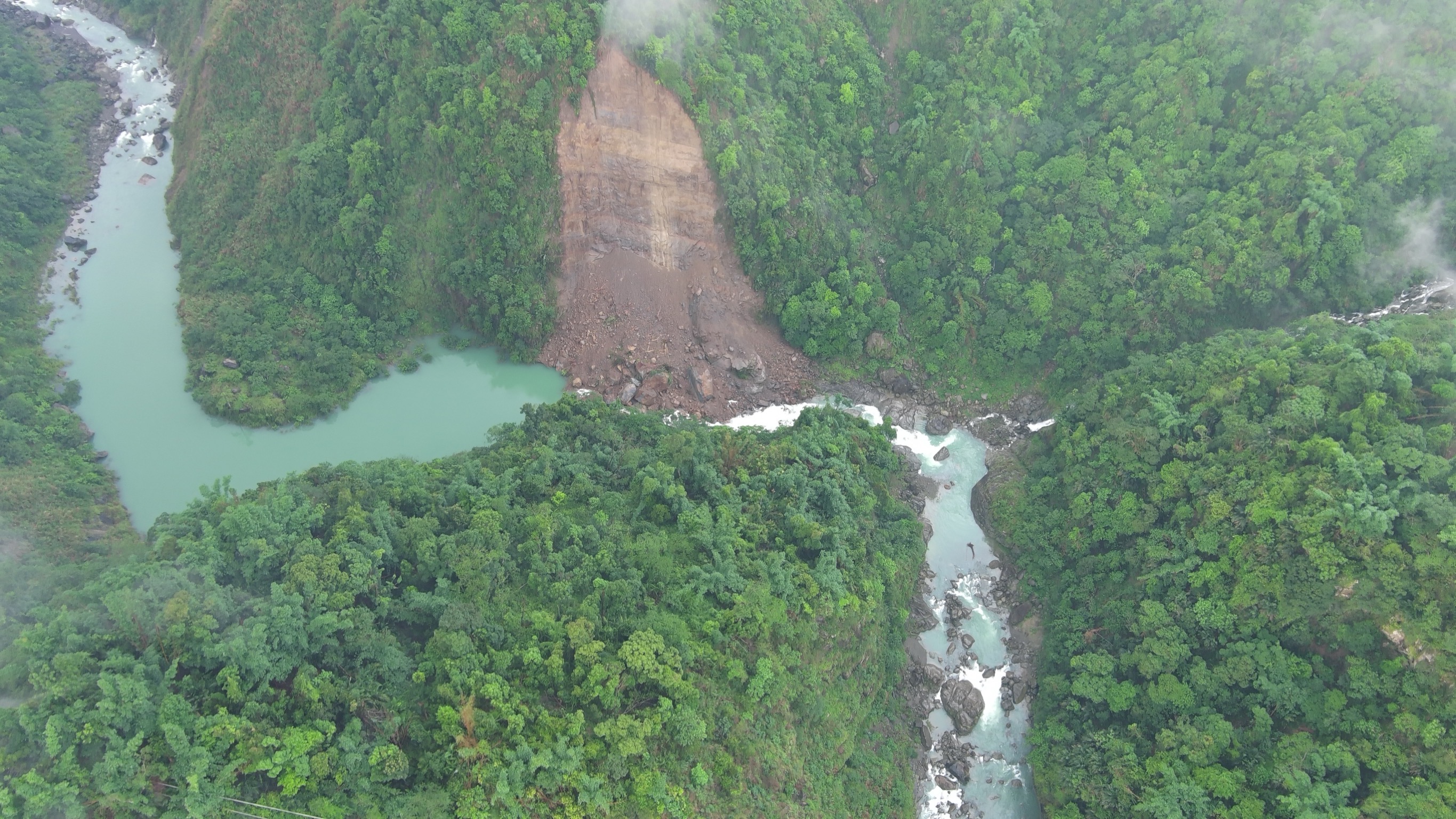 加走寮溪堰塞湖崩塌與壩體空拍影像