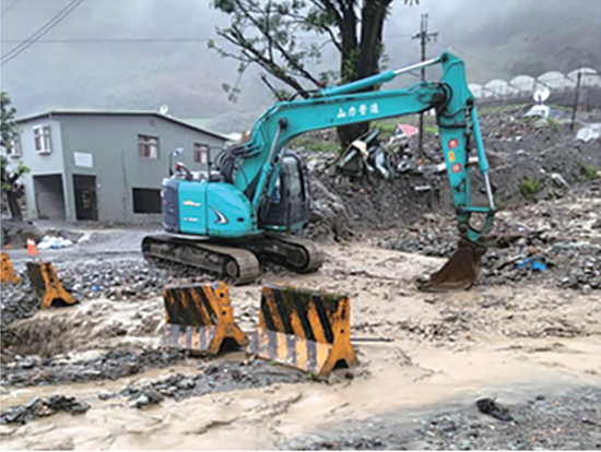 南投縣信義鄉東埔村康芮颱風期間緊急搶通