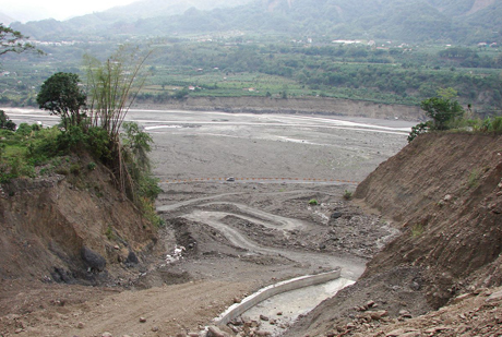 河道兩側遭侵蝕與下切的照片