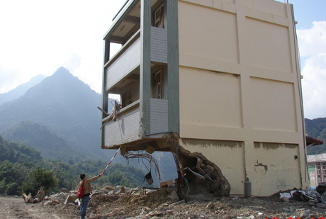 建物遭受土石流撞擊受損的照片